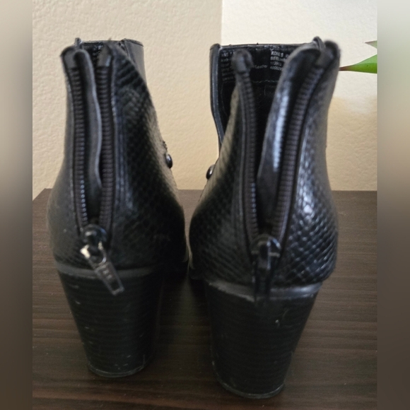 ✨ Vera Wang Black Ankle Boots – Chic & Effortless Size 7 - Picture 4 of 8